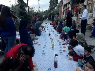 Ankara'nın Mamak ilçesinde destek verdiğimiz ihtiyaç sahibi ailelere sokak ortasında bir iftar programı düzenledik. Sponsorluğunu bireysel iyilikseverlerin yaptığı bu iftarda soframızı gönüllülerle birlikte kurduk. O gün Ankara'da yapılan en güzel iftar oldu. Zengin menüleri olan lüks restoranlar yerine sokak iftarlarına katıldığınızda paylaşmanın önemini daha iyi anlayacaksınız.